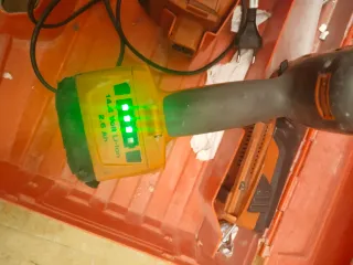 Baterías Hilti 22V Li-Ion 1.6 Ah y Cargador