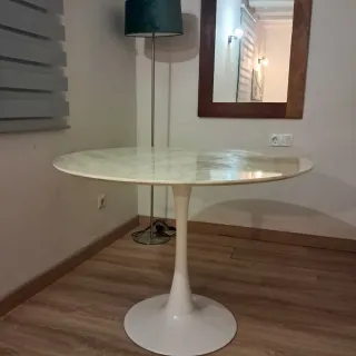 Mesa redonda diseño mármol seminueva