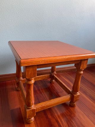 Mesa auxiliar de madera