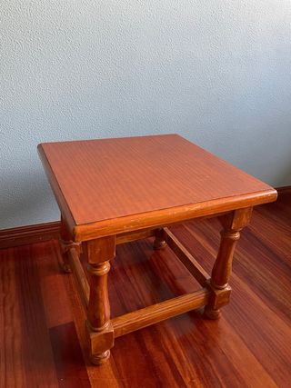 Mesa auxiliar de madera