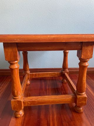 Mesa auxiliar de madera