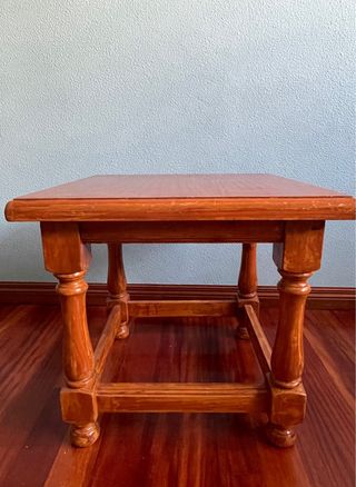 Mesa auxiliar de madera