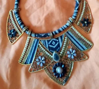 COLGANTE DE TRES PIEZAS CON PIEDRAS Y BRILLANTITOS