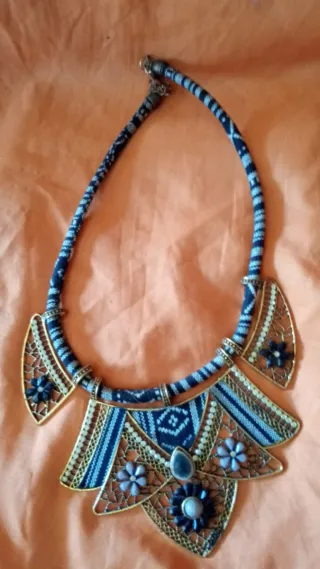 COLGANTE DE TRES PIEZAS CON PIEDRAS Y BRILLANTITOS