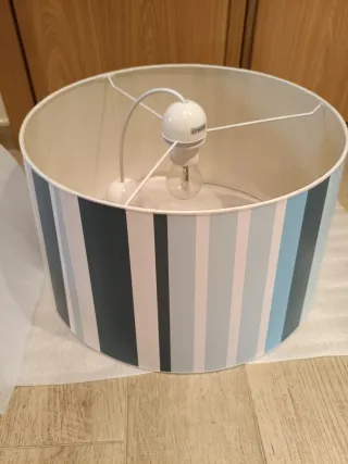 Lámpara de techo a rayas azul y blanco