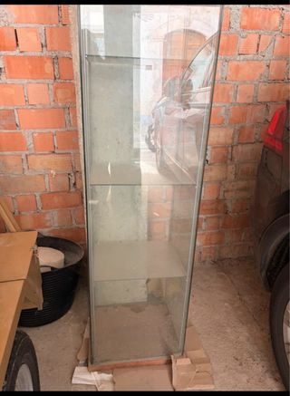 Vitrina de cristal con estantes