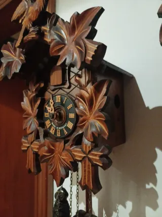 Orologio a cucù in legno intagliato