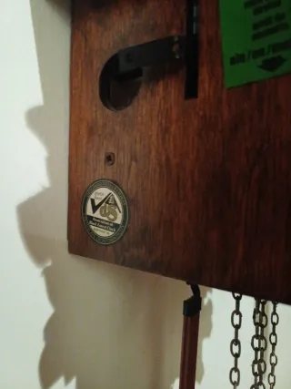 Orologio a cucù in legno intagliato