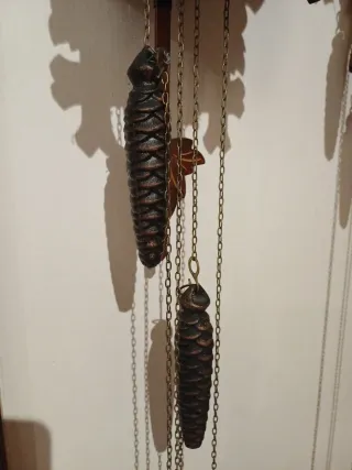 Orologio a cucù in legno intagliato