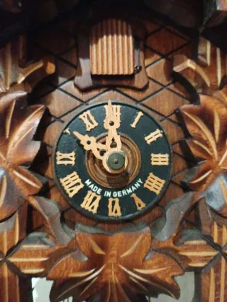 Orologio a cucù in legno intagliato