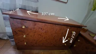 Conjunto dormitorio: 2 mesillas, cómoda y espejo