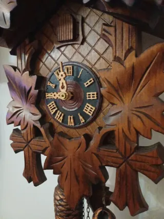 Orologio a cucù in legno intagliato