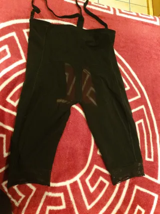 Mono negro lipotransferencia con tirantes