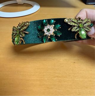 Diadema terciopelo verde con abeja y pedrería.