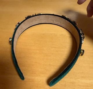 Diadema terciopelo verde con abeja y pedrería.
