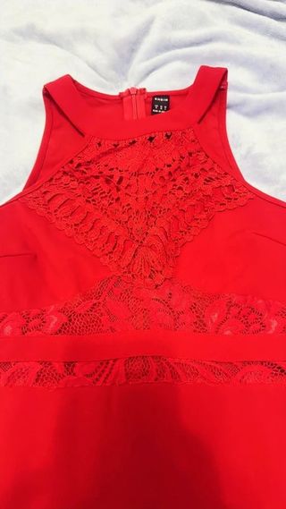 Vestido rojo con encaje