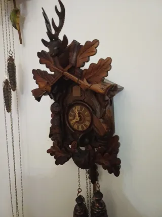 Orologio a cucù in legno intagliato