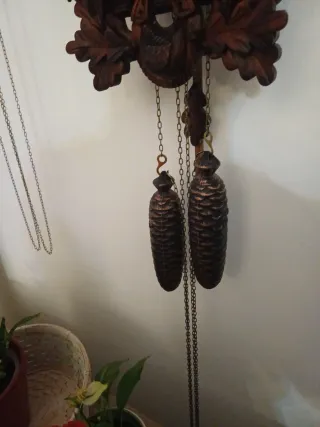 Orologio a cucù in legno intagliato