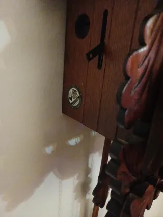 Orologio a cucù in legno intagliato