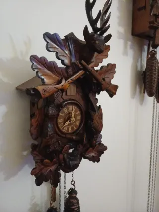 Orologio a cucù in legno intagliato