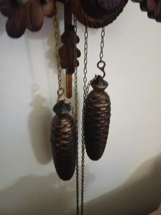 Orologio a cucù in legno intagliato