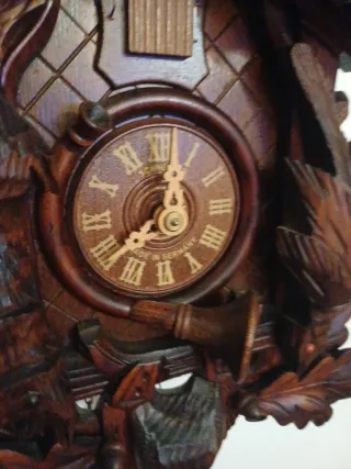 Orologio a cucù in legno intagliato