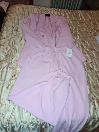 Traje de chaqueta y pantalón rosa