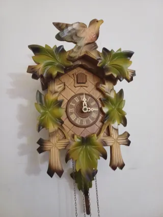 Orologio a cucù in legno con uccellino