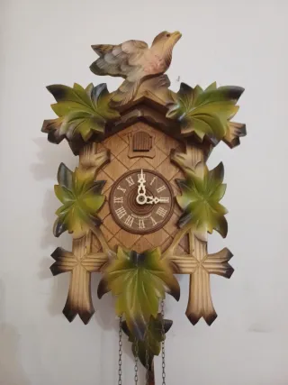 Orologio a cucù in legno con uccellino