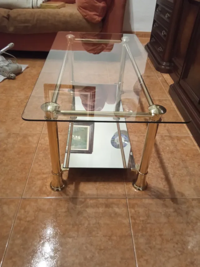 Mesa centro cristal y metal dorado