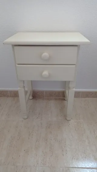 Mesilla de noche de madera blanca