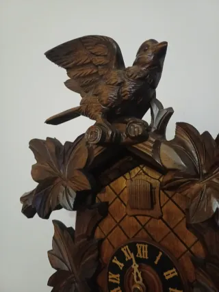 Orologio a cucù in legno intagliato