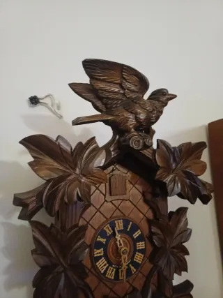 Orologio a cucù in legno intagliato