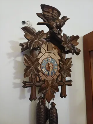 Orologio a cucù in legno intagliato