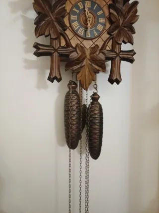 Orologio a cucù in legno intagliato