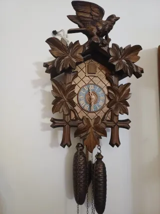 Orologio a cucù in legno intagliato