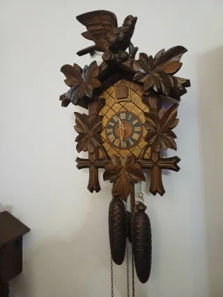 Orologio a cucù in legno intagliato