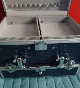 Maletín de maquillaje azul y plateado