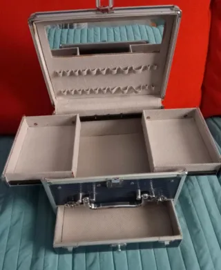 Maletín de maquillaje azul y plateado