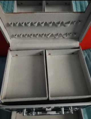 Maletín de maquillaje azul y plateado