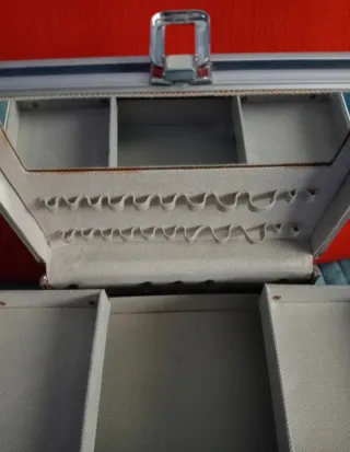 Maletín de maquillaje azul y plateado