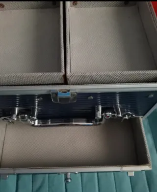 Maletín de maquillaje azul y plateado