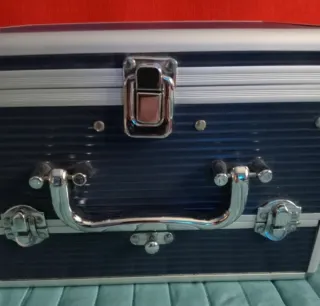 Maletín de maquillaje azul y plateado