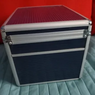 Maletín de maquillaje azul y plateado