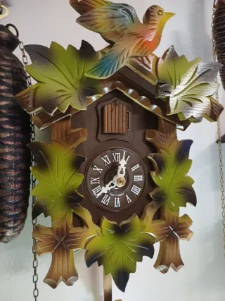 Orologio a cucù con uccellino e foglie