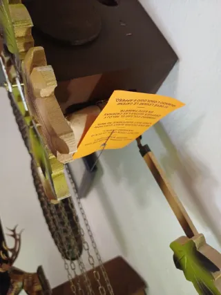 Orologio a cucù con uccellino e foglie