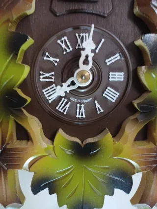 Orologio a cucù con uccellino e foglie