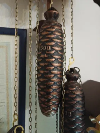 Orologio a cucù in legno intagliato