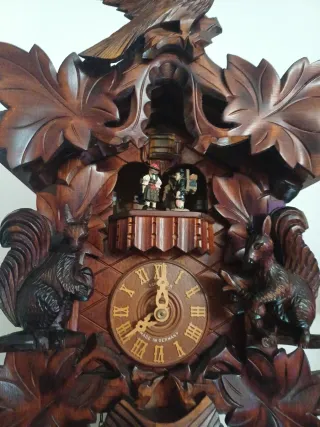 Orologio a cucù in legno intagliato