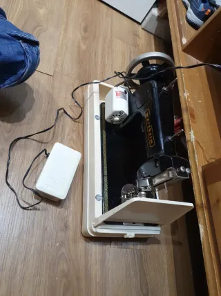 Máquina de coser Wertheim con pedal